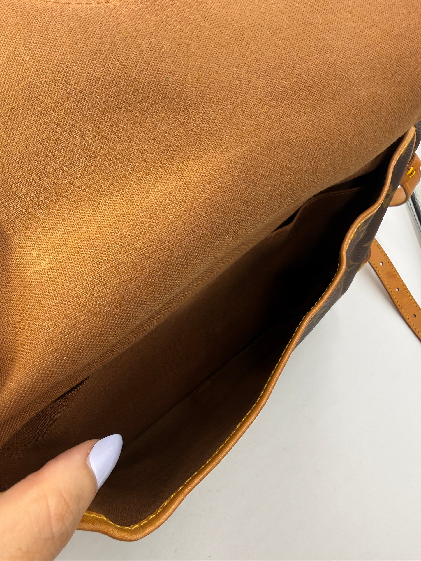 Louis Vuitton Monogram Saumur Crossbody 30 cm AR0954