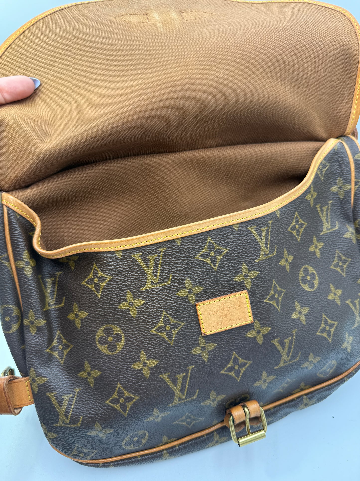 Louis Vuitton Monogram Saumur Crossbody 30 cm AR0954