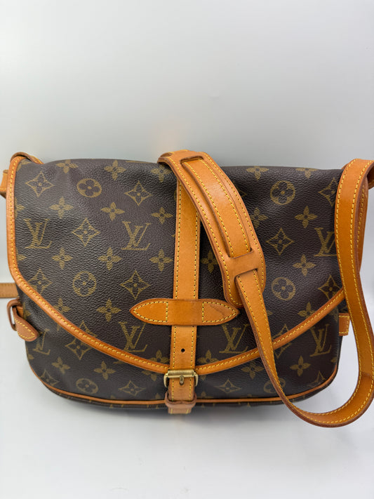 Louis Vuitton Monogram Saumur Crossbody 30 cm AR0954