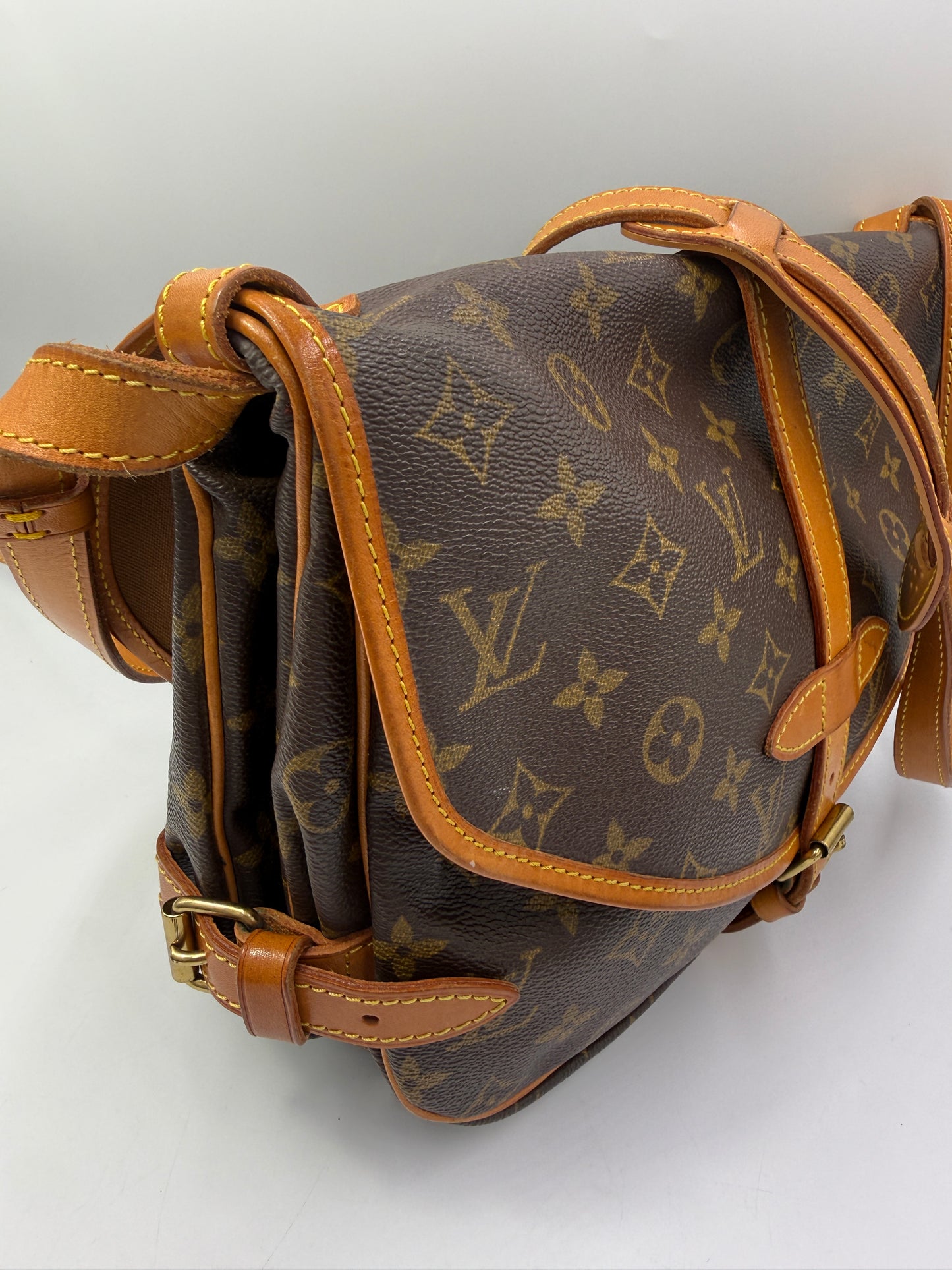 Louis Vuitton Monogram Saumur Crossbody 30 cm AR0954