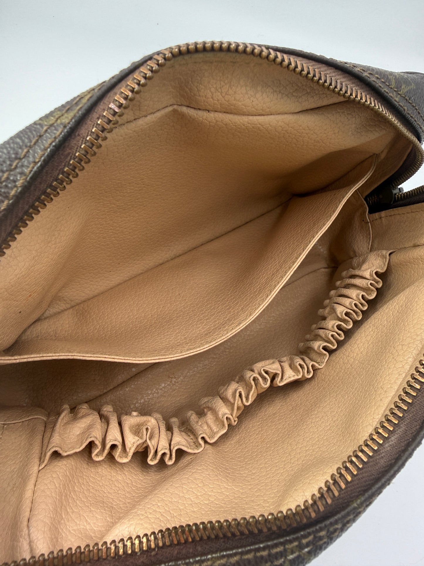 Louis Vuitton Monogram Coated Canvas Toiletry 23 cm 822