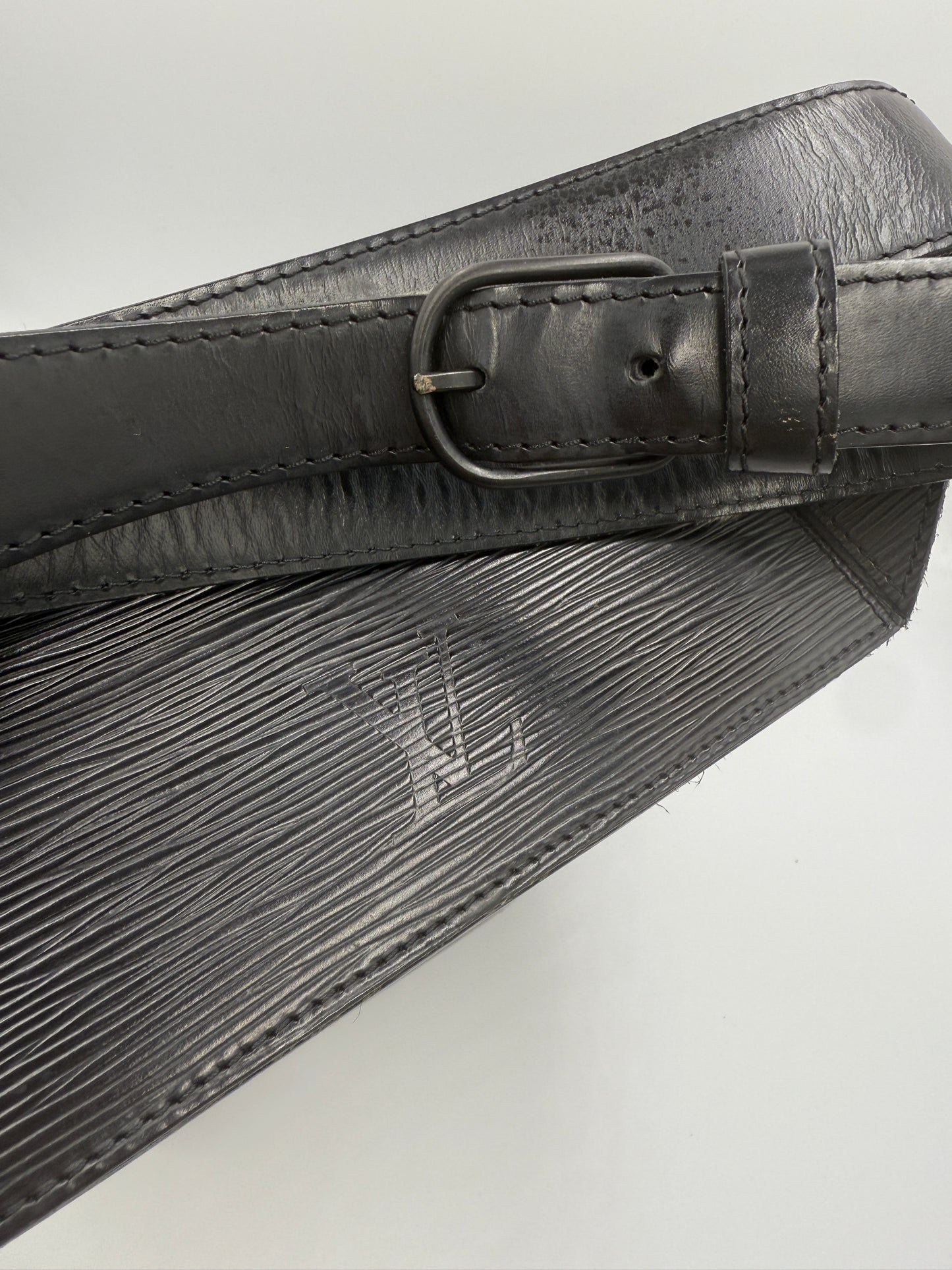 Louis Vuitton Black Epi Leather Sac Seau VI0912