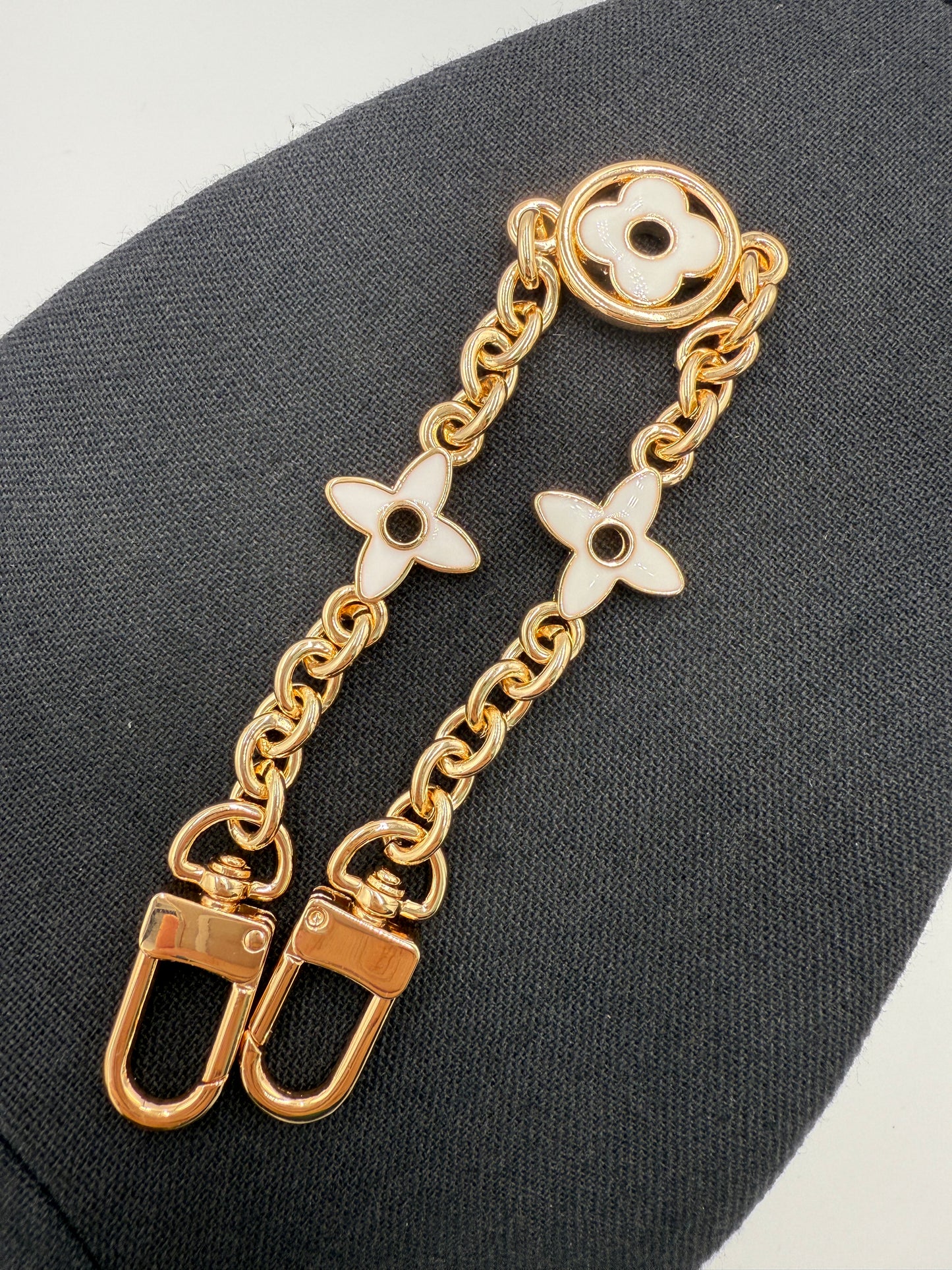 Unbranded White Clover Bag Charm 10"