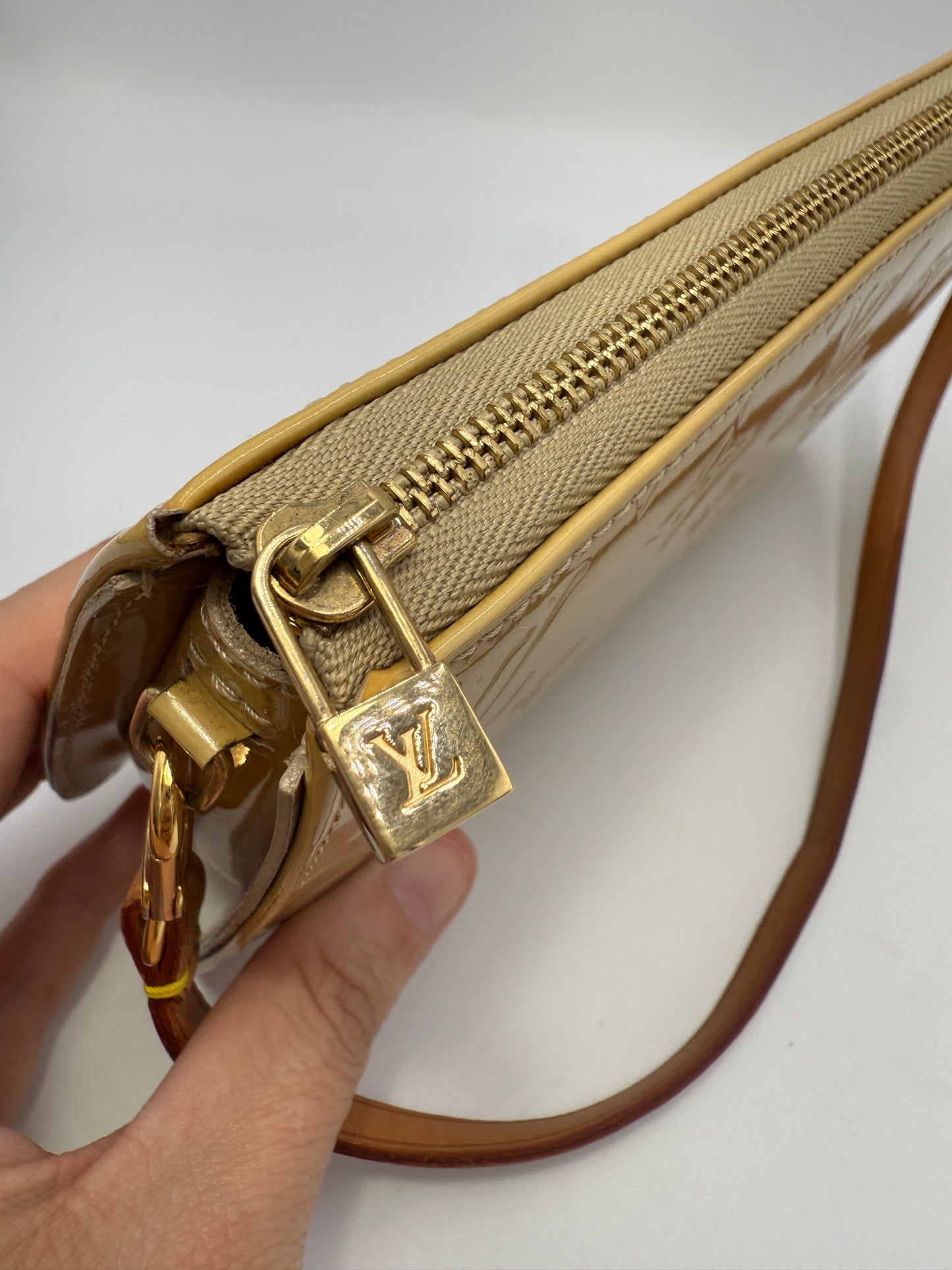 Louis Vuitton Vernis Gold Beige Lexington Pochette with Strap VI1102