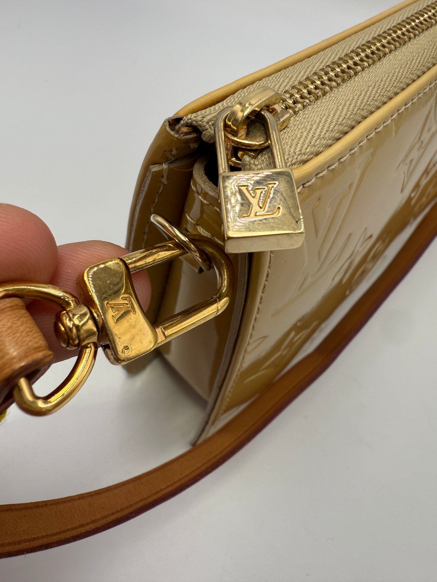 Louis Vuitton Vernis Gold Beige Lexington Pochette with Strap VI1102