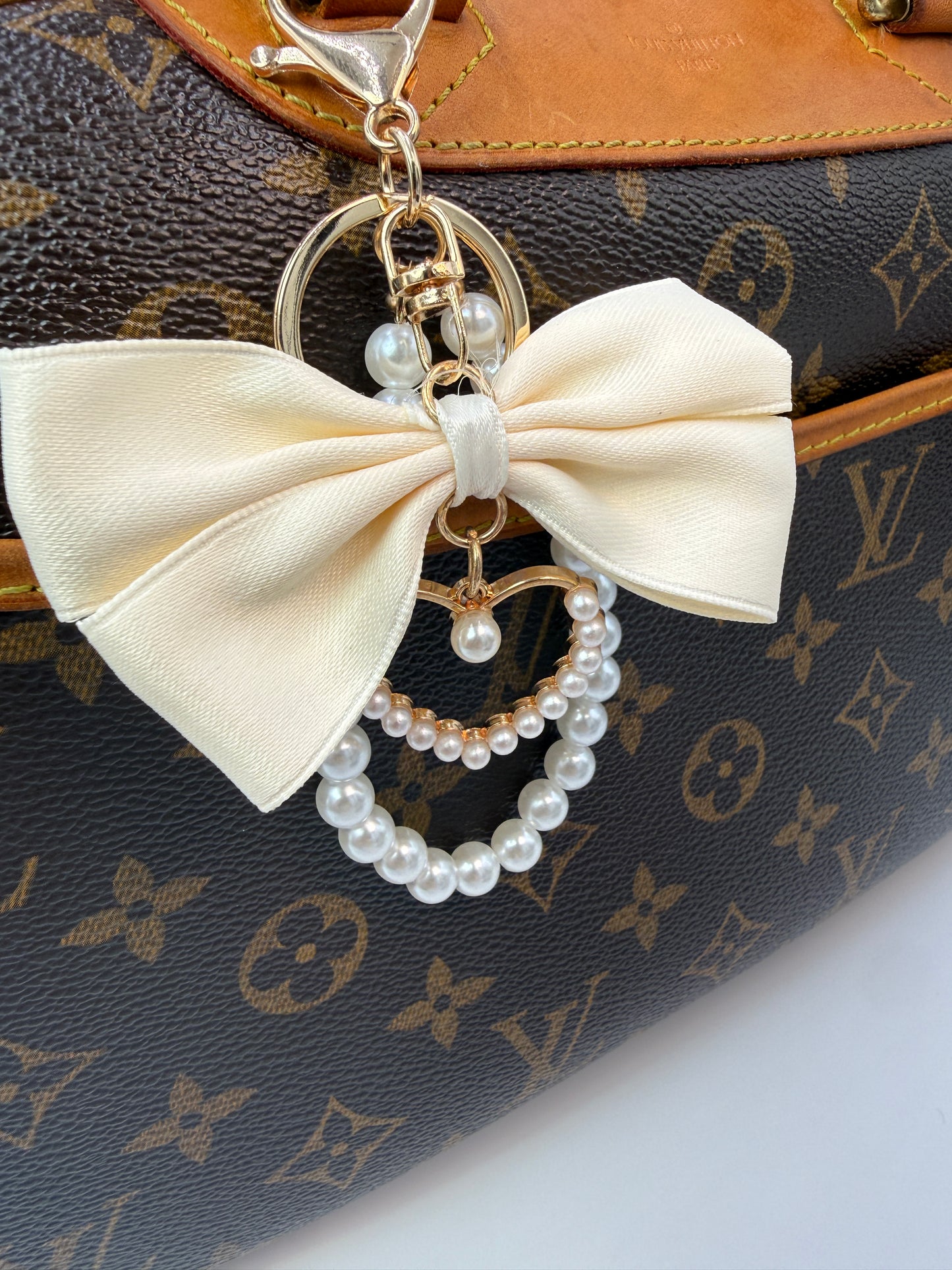 Unbranded Ivory & Pearl Charm NEW