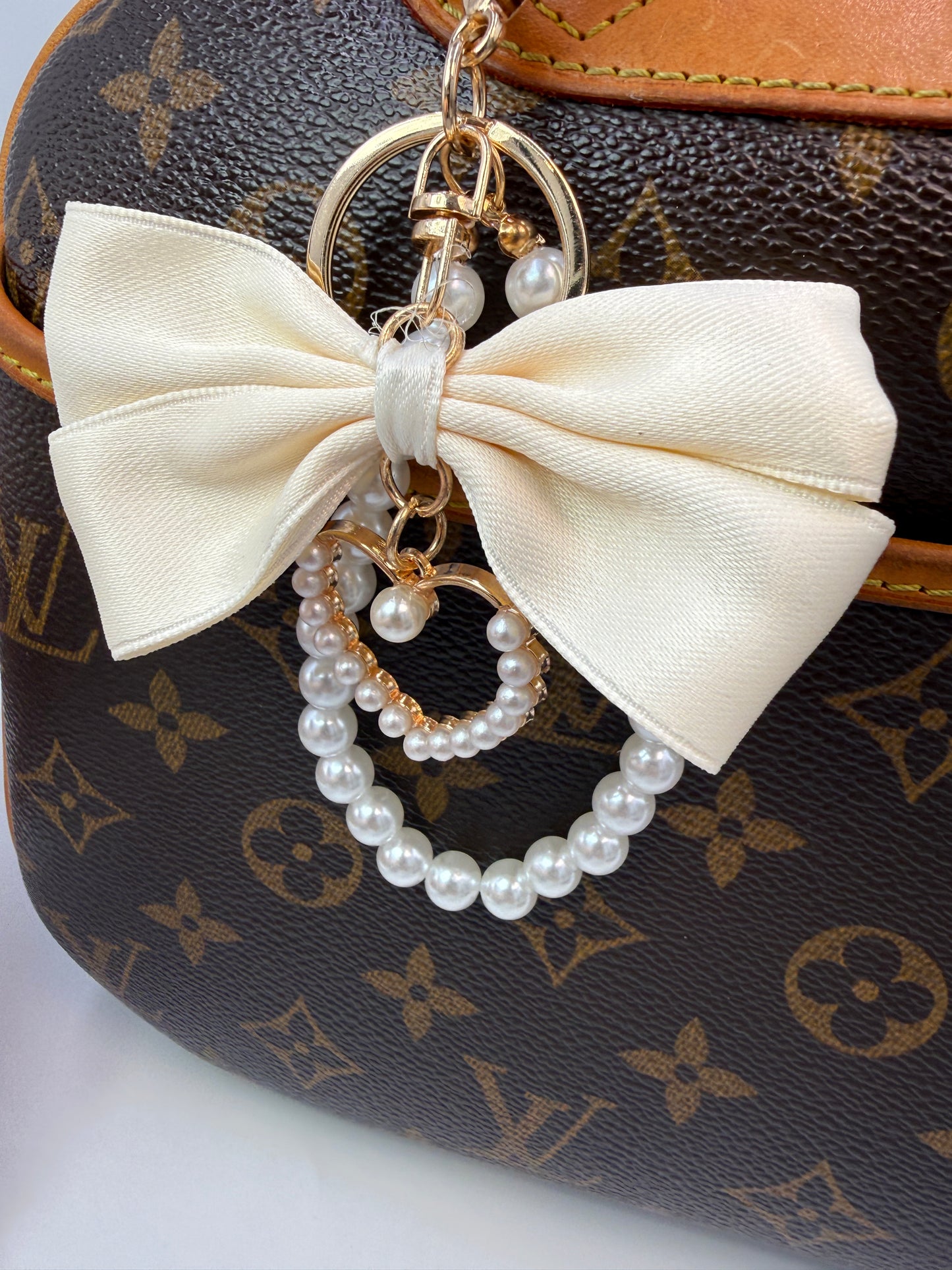 Unbranded Ivory & Pearl Charm NEW