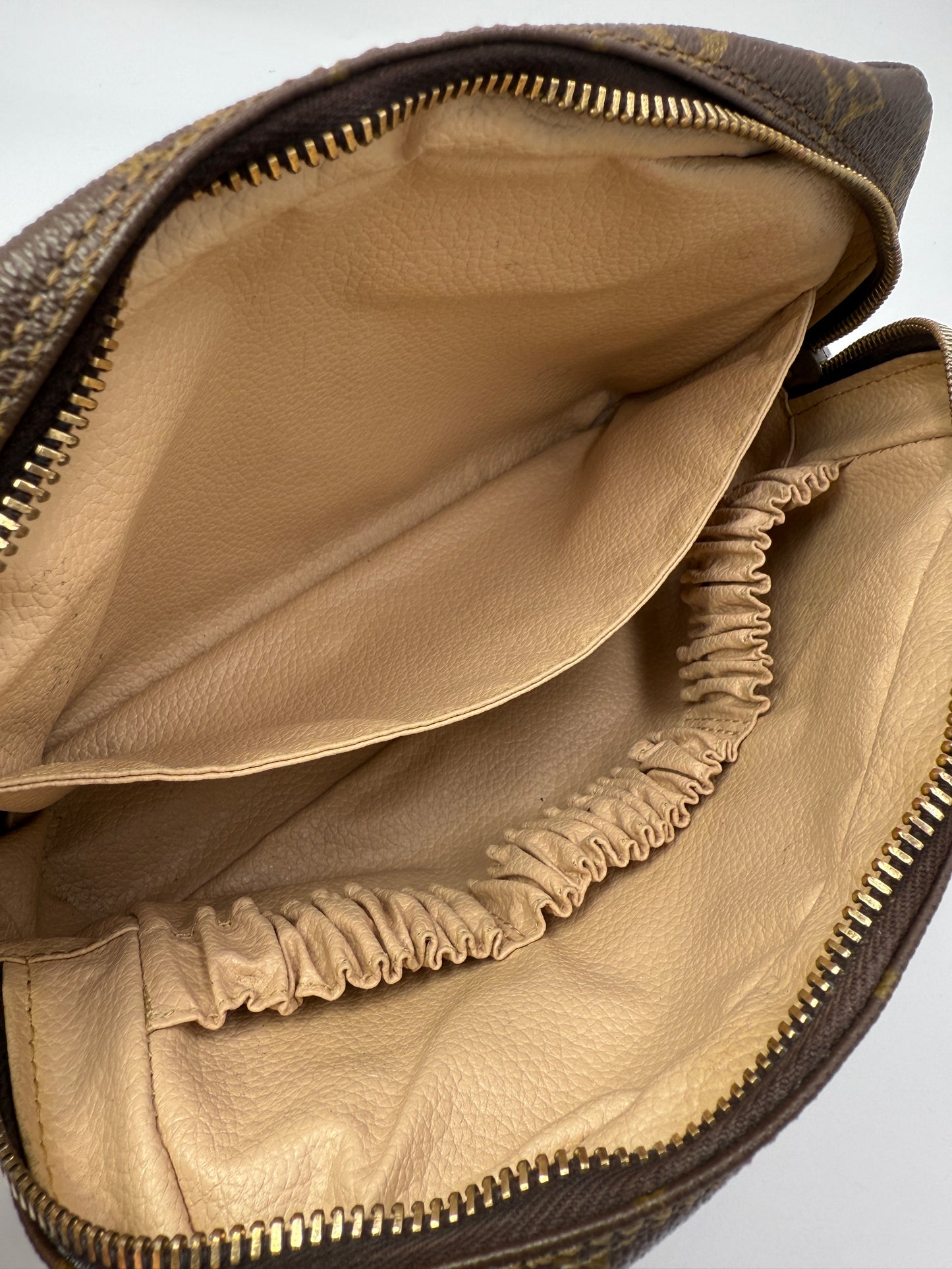 Louis Vuitton Monogram Coated Canvas Toiletry 23 cm